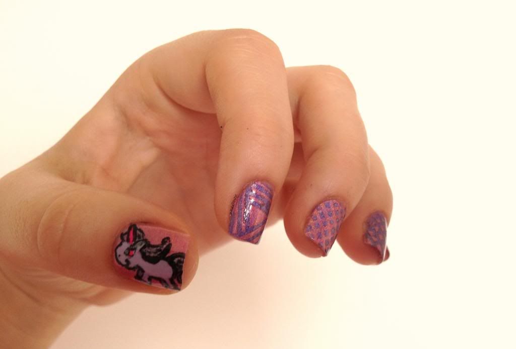 nail art holographic and unicorn