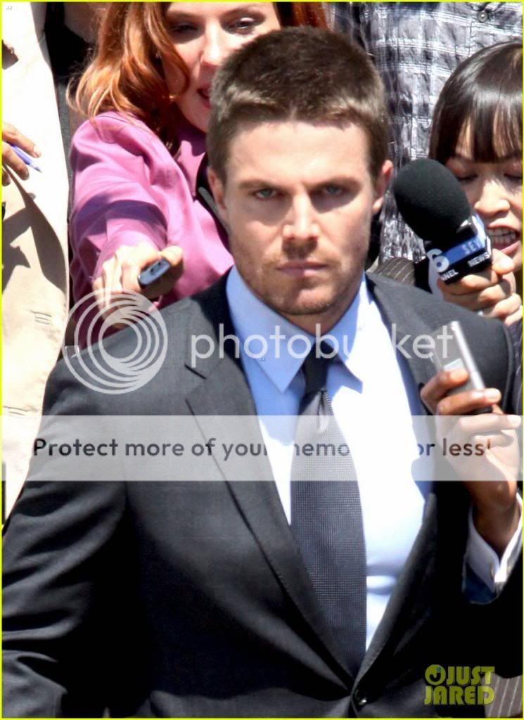 stephen-amell-suits-up-on-arrow-set-02