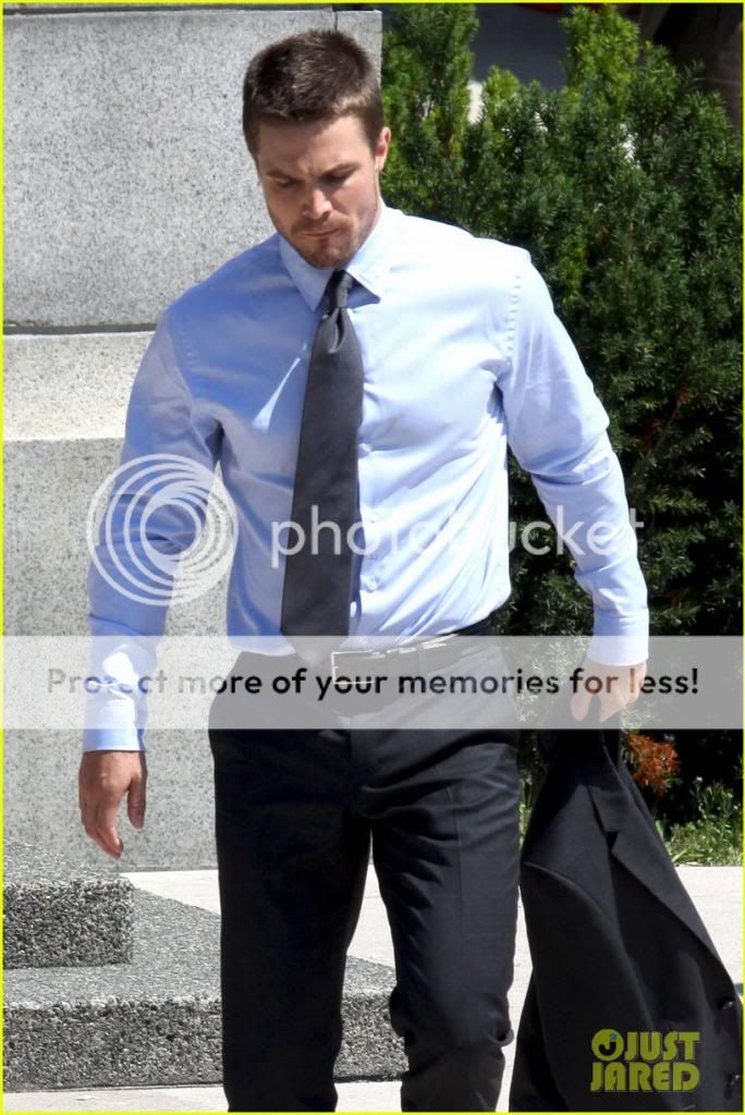 stephen-amell-suits-up-on-arrow-set-14